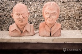 Скульптуры Моше Даяна и Гольды Меир в киббуце Сде-Бокер.