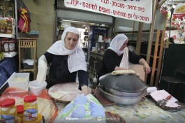 Рынок Кармель в Тель-Авиве - друзская женщина делает друзские питы, прямо на месте, горячие!