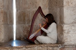 А вот такую девушку зачастую можно увидеть в Яффских Воротах в Старый Город Иерусалима.