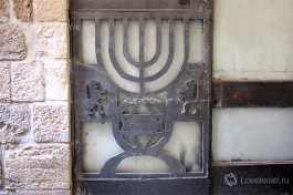 Менора на двери в старом Иерусалиме