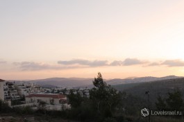 Мевассерет-Цион на фоне Иудейских гор в лучах заходящего солнца.