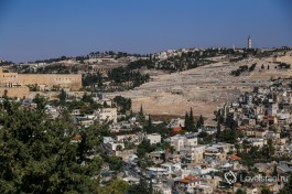 Берега ущелья Кидрон. Слева - стена Храмовой горы, справа - Церковь Марии Магдалины и Еврейское кладбище.