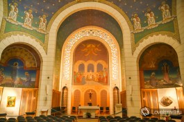 Главная апсида: признание католиков в любви к православному искусству.