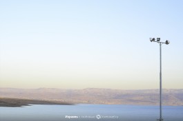Северное побережье Мертвого моря, место, куда раньше впадала река Иордан.