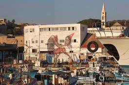 Стрит-арт на одном из заброшенных зданий в Яффском порту.Город Тель Авив.