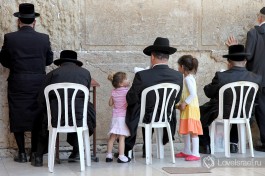 Религиозные евреи около Стены Плача. Можно сидя, можно стоя... главное с Б-гом.