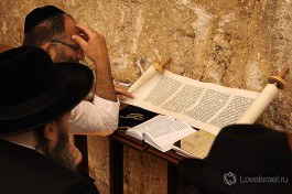 Религиозный еврей в молитве.