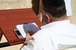 Религиозный еврей в молитве.