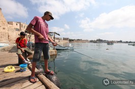 Арабские рыбаки ловят рыбу... очень часто можно увидеть отцов, которые берут на рыбалку своих детей )