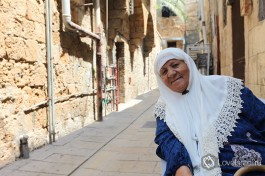 Приветливая арабская женщина в старом Акко, Израиль.