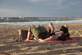 На тель-авивских пляжах можно увидеть много читающих.