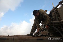 Боевые учения в Армии Обороны Израиля, солдат заправляет соляркой танк Меркава 4.