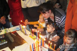 Дети зажигают ханукальные свечи. Празднование Хануки, Израиль.