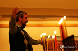 Зажигание ханукальных свечей. Раввин Григорий Котляр, Израиль.