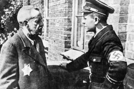Заключенный еврей в Гетто Лодзь говорит с нацистским офицером.