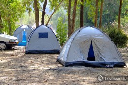 Ставить палатки обязательно в тень! солнце в Израиле встает в 6 утра