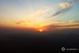 Рассвет в кратере Рамон на юге Израиля