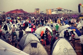 Люди приезжают на open-air с палатками, циновками, раскладными стульями, тентами... 