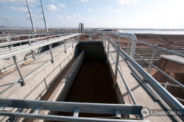 Очистные сооружения в Акко. Со строения третичного фильтра виден огромный резервуар очищенной воды, откуда она поступает на сельскохозяйственные нужды.
