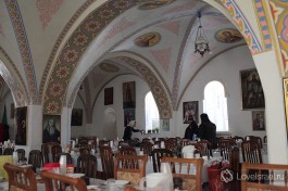 Трапезная Горненского монастыря. Стены расписаны ликами святых и иконами.