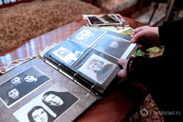 Матушка Георгия показывает альбом своих старых фотографий. История на страницах.