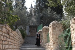 Одна из живописных лестниц в монастыре, который находится на склоне горы.
