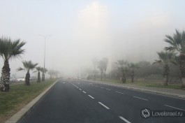 Какой туман! Еле узнаются здания набережной Тель-Авива
