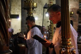 Католические монахи совершают ритуальный обход Храма.