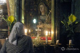 Кинжал в сердце Девы Марии символизирует трагедию матери.