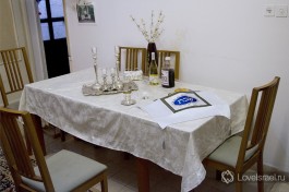 Праздничный шабатний стол в еврейской семье.