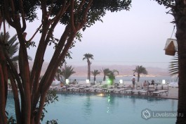 Бассейн одного из отелей Эйлата расположен прямо на уровне залива Красного моря.