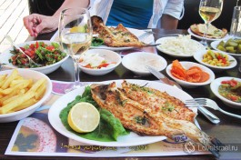 В израильских ресторанах часто к основному блюду вам подадут множество различных салатов.