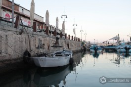 Яффский порт. Рыбаки утром выходят в море. Яффо Израиль.