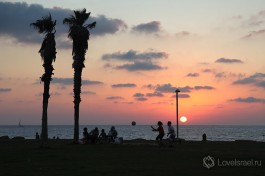 Закат на пляже в Тель-Авиве.