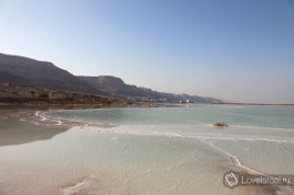 В воду Мертвого моря можно смотреться, как в зеркало.