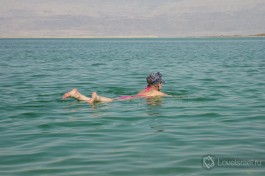 Важное правило при купании в Мертвом море - не переворачиваться на живот!