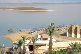 Вид на пляжи Мертвого моря из одного из отелей на берегу.