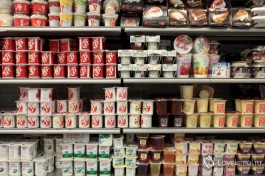 Разнообразие йогуртов. Упаковки в 4 единицы не дешевле, просто цена одного йогурта  умножается на 4.