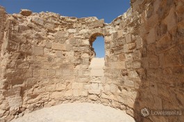 В крепости Массада хорошо сохранились постройки тех времен: пищевые склады, бани и другие.