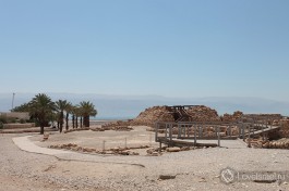 Остатки древнего поселения на берегу Мертвого моря.