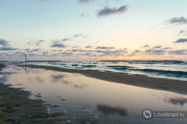 Тель-Авивский пляж на закате солнца.