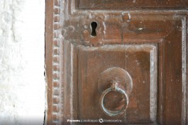 Старинная дверь в одном из монастырей.