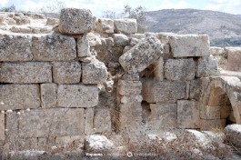 Вторичное использование более древнего строительного материала в более поздней стройке византийского периода. Шхем.