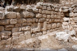 Использование римских саркофагов при строительстве византийской церкви (в стене).