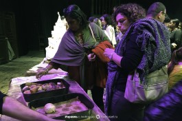 После завершения спектакля, зрителей приглашают на сцену, пообщаться с актерами и попробовать хлеб.