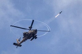 Вертолет Апачи израильского ВВС выпускает ракету по позициям противника.