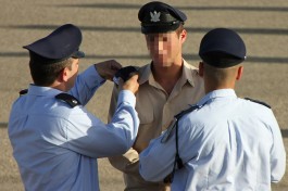 Вручение офицерского звания солдату израильских ВВС.
