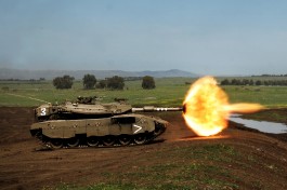 Выстрел израильского танка Меркава. Танк Меркава считается одним из самых лучших танков в мире и выпускается Израилем с 1980-го года. Танк состоит на вооружении только в АОИ. Из-за уникальных технологий танка, он запрещен к экспорту.