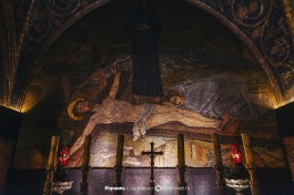 Прибивание к кресту. Мозаика во францисканской капелле на Голгофе.