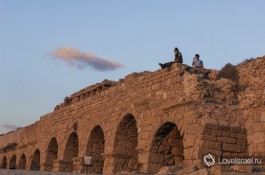 Акведукты в Кейсарии. Фото - Юрий Юхацков.